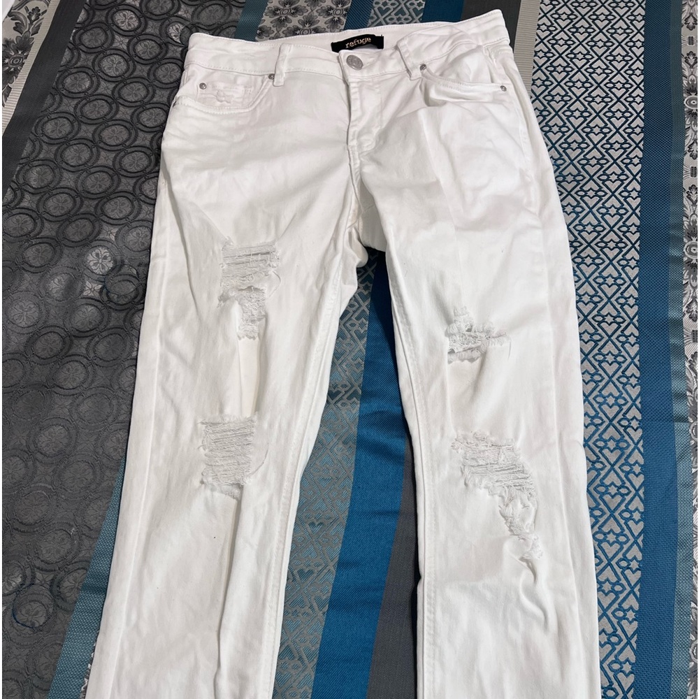White distressed jeans